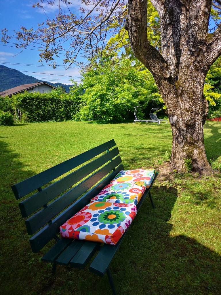 Garten_mit-Bankerl